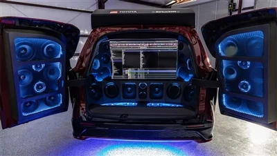 Modifiye edilmiş Toyota Sienna Mobil Subwoofer'a Dönüşüyor